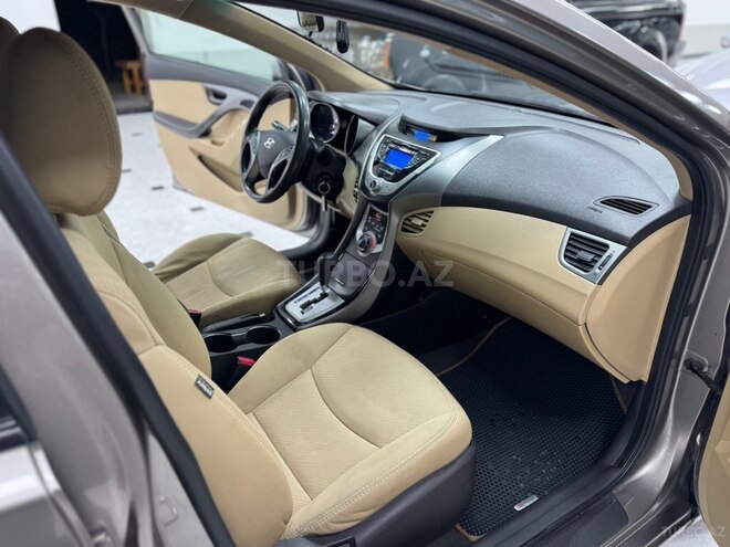 Hyundai Elantra-22