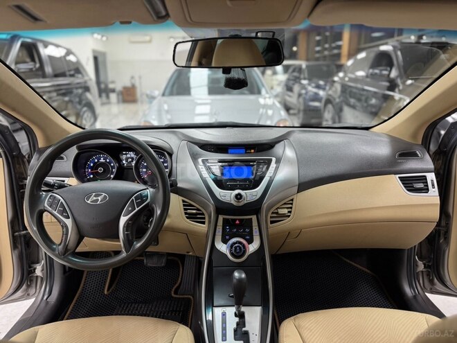 Hyundai Elantra-21