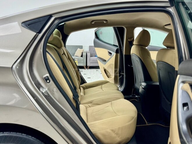 Hyundai Elantra-26