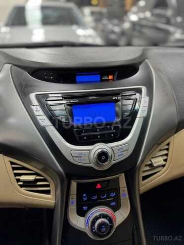 Hyundai Elantra-30