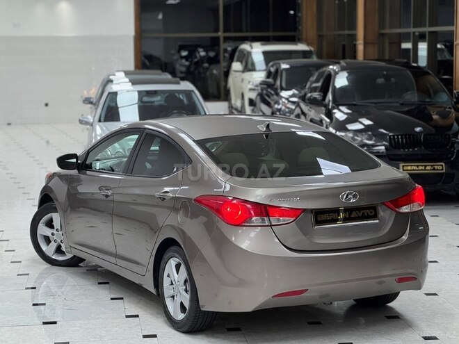 Hyundai Elantra-12