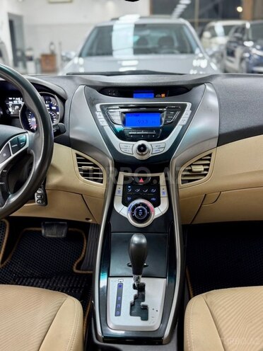Hyundai Elantra-29