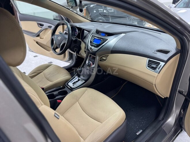 Hyundai Elantra-32