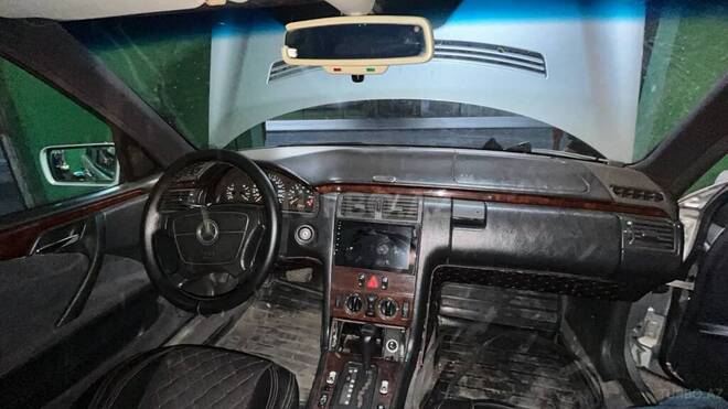 Mercedes E 230-3