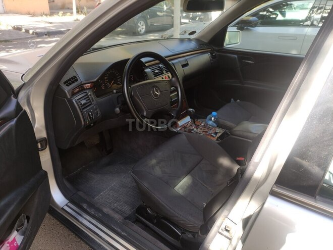 Mercedes E 240-6