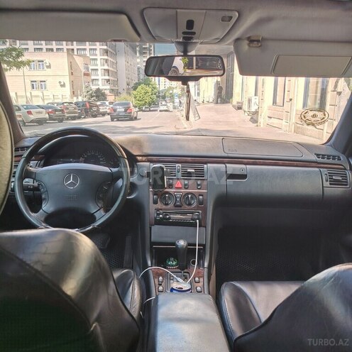 Mercedes E 230-5