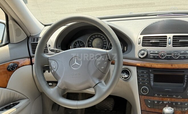 Mercedes E 240-13