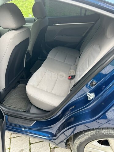 Hyundai Elantra-11