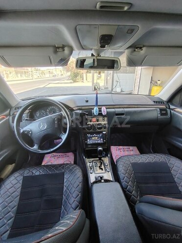 Mercedes E 200-11
