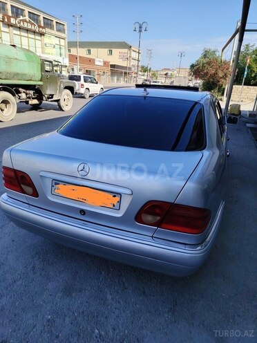 Mercedes E 200-17