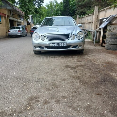 Mercedes E 220-1