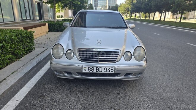 Mercedes E 240-1