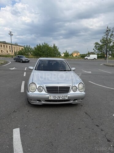 Mercedes E 270-1