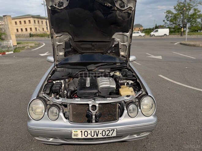 Mercedes E 270-9