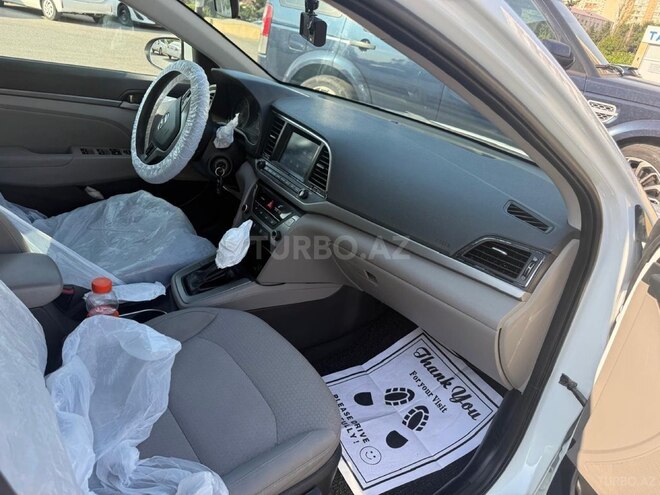 Hyundai Elantra-12
