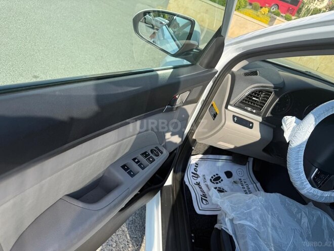 Hyundai Elantra-11