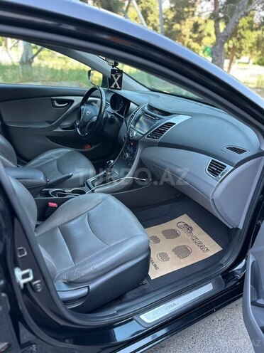 Hyundai Elantra-11