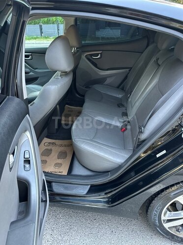 Hyundai Elantra-13