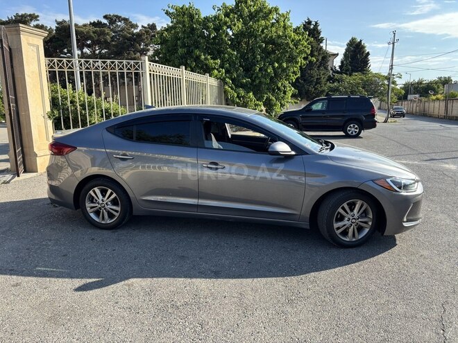 Hyundai Elantra-4