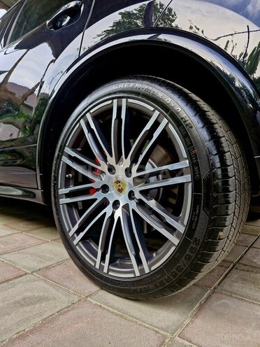 Porsche Cayenne GTS-7