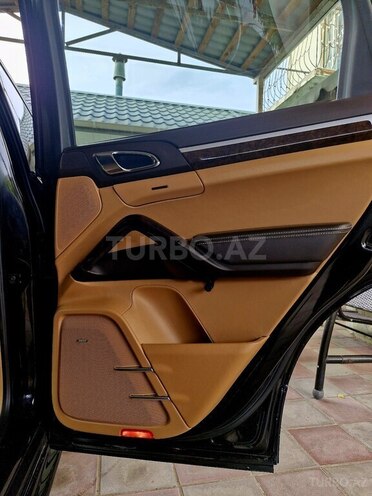Porsche Cayenne GTS-16