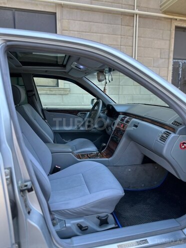 Mercedes E 280-10