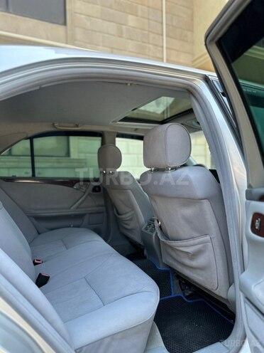 Mercedes E 280-11