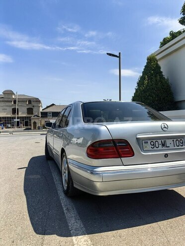 Mercedes E 270-2