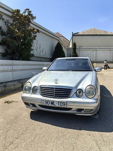 Mercedes E 270-1