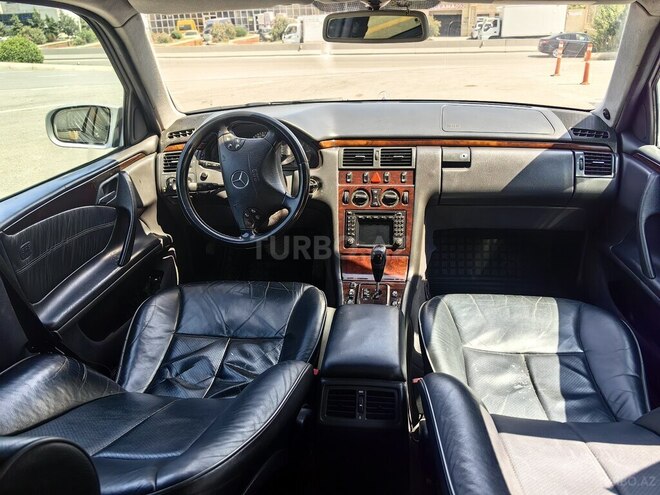 Mercedes E 270-3