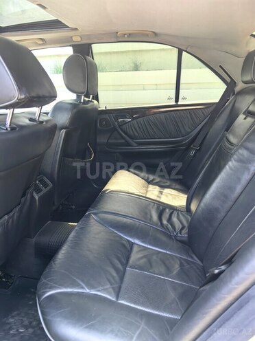 Mercedes E 270-6