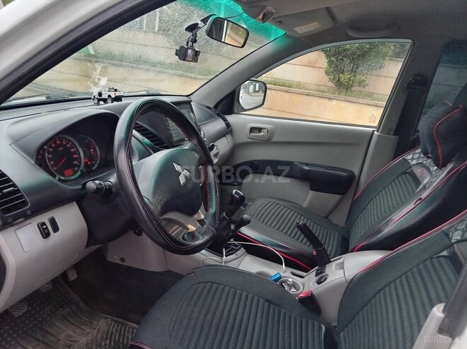 Mitsubishi L200-7