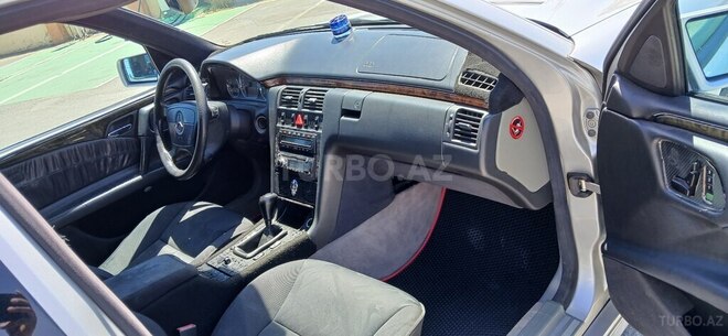 Mercedes E 240-6