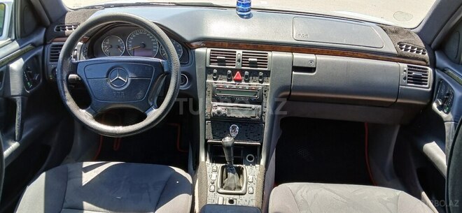 Mercedes E 240-3