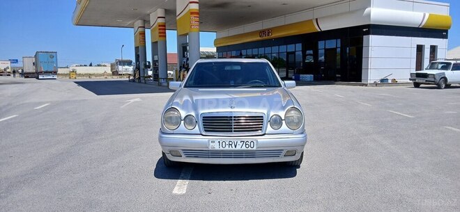 Mercedes E 240-1