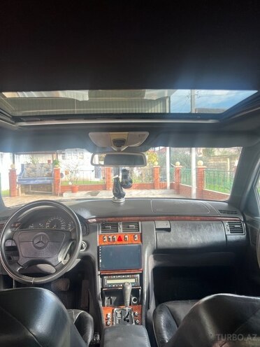 Mercedes E 280-3