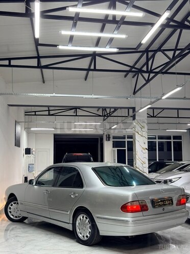 Mercedes E 240-11