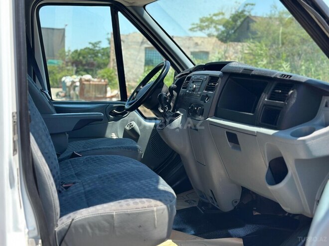 Ford Transit-13
