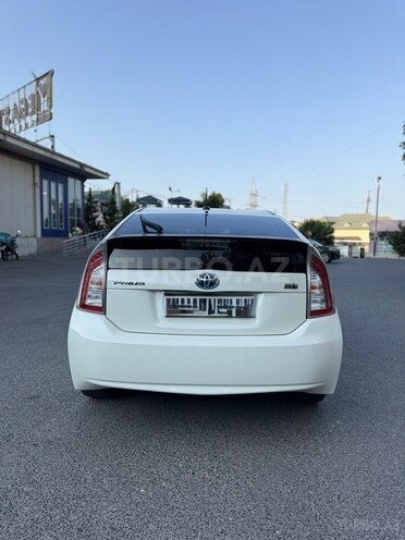 Toyota Prius-12