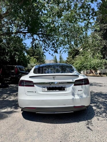 Tesla Model S-2