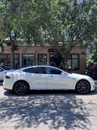 Tesla Model S-3