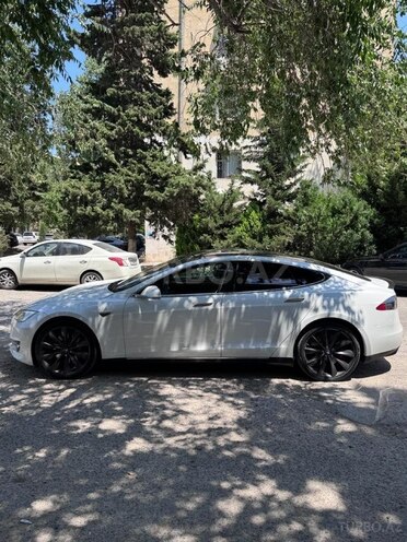 Tesla Model S-4