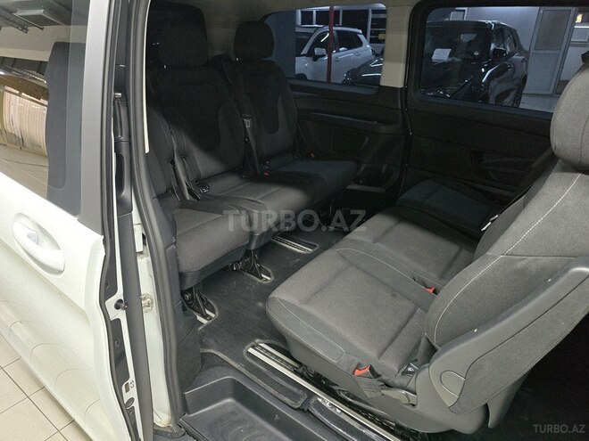 Mercedes V 220-12