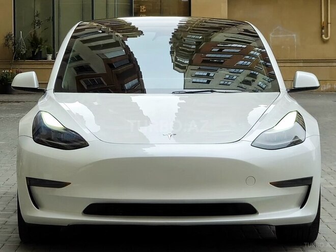 Tesla Model 3-1