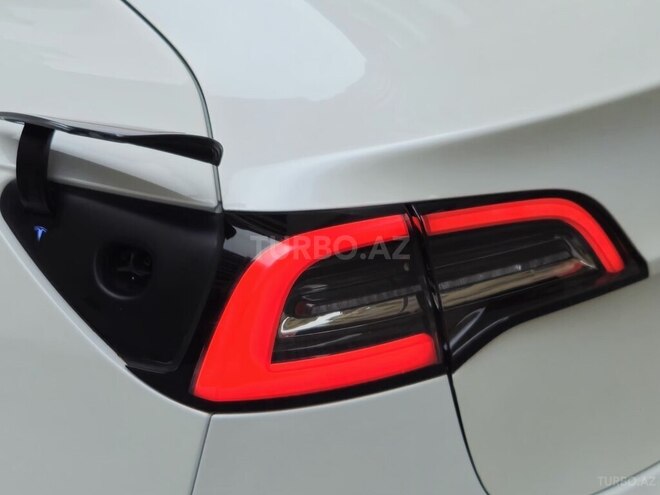 Tesla Model 3-12