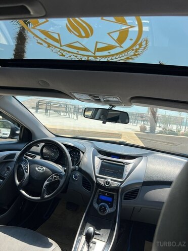 Hyundai Elantra-12
