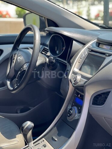 Hyundai Elantra-11