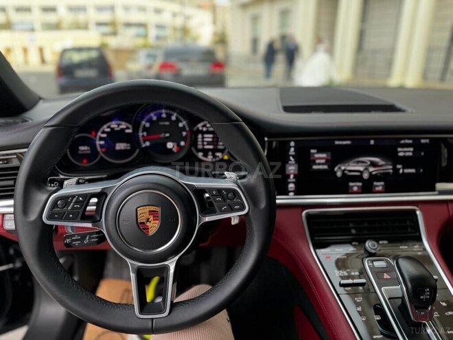 Porsche Panamera-4