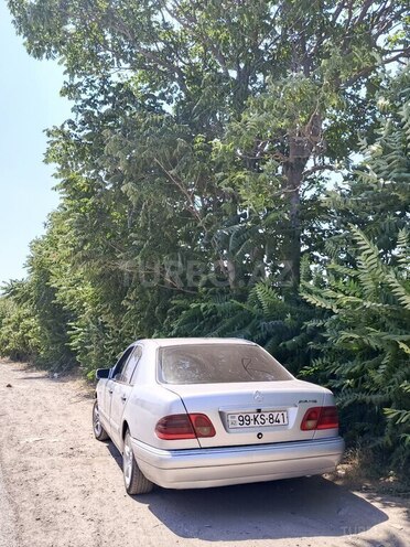Mercedes E 220-2