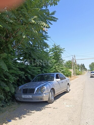 Mercedes E 220-1